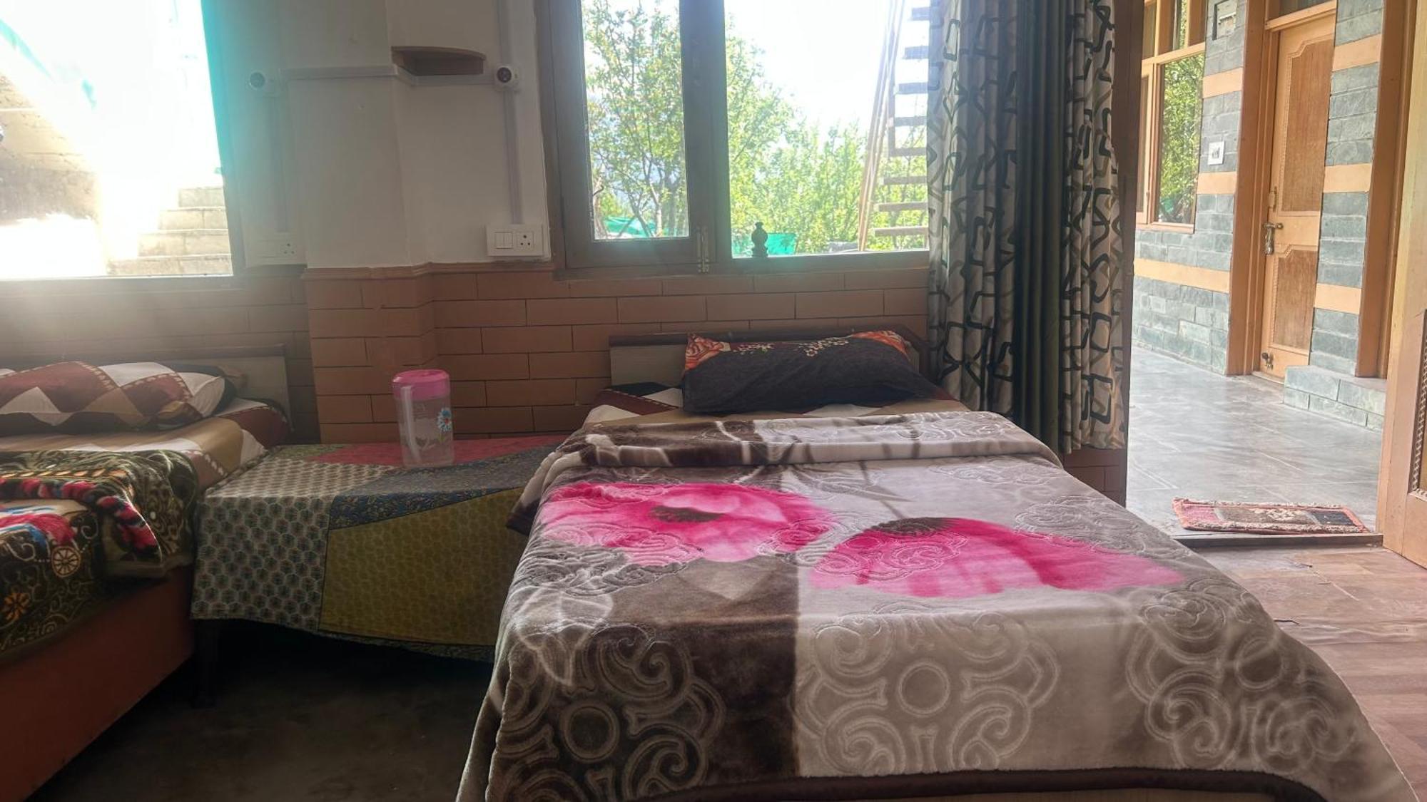 Sunface Homestay Manāli Екстериор снимка